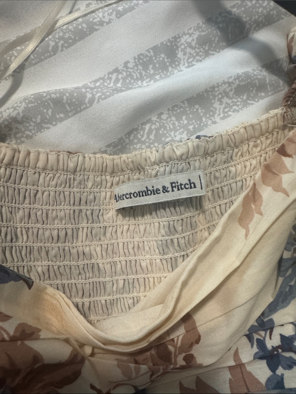 Abercrombie -Floral Puff-Sleeve Square Neck Dress in Cream and Blue - Picture 4 of 4